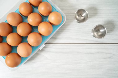 Tahta yüzeyde yumurta yığınları