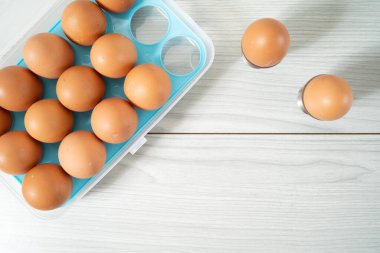 Tahta yüzeyde yumurta yığınları