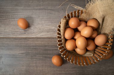 Tahta yüzeyde yumurta yığınları