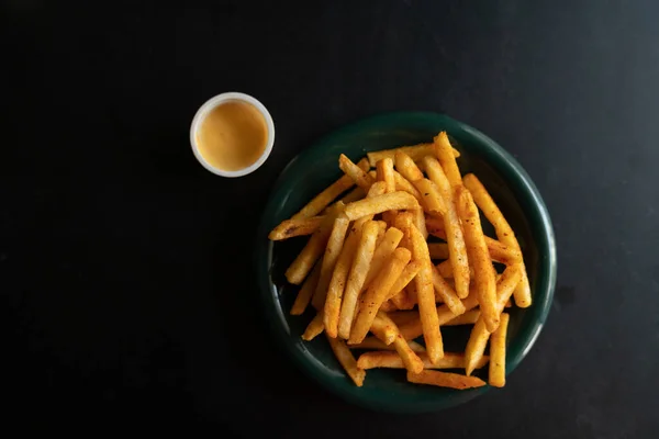 Frites Dans Bol Avec Trempette Sauce Sur Fond Bois — Photo