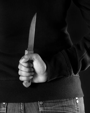 Elinde bir bıçakla arkasından kadınlar