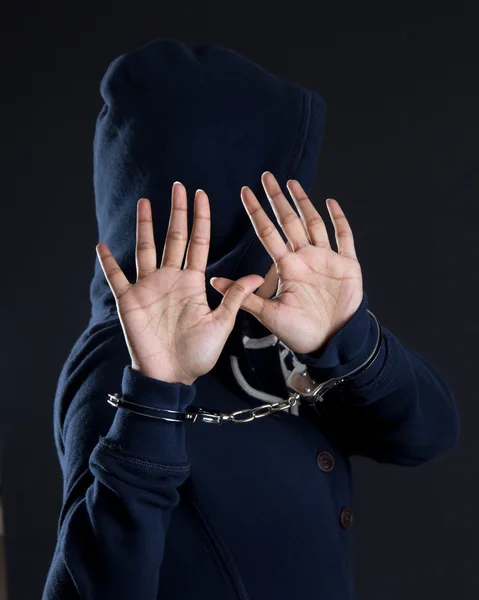 Женщины в наручниках избегают фотографироваться — стоковое фото