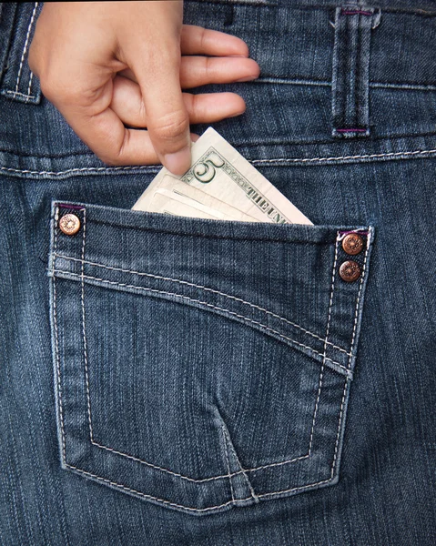 Mano tomando dinero del bolsillo — Foto de Stock