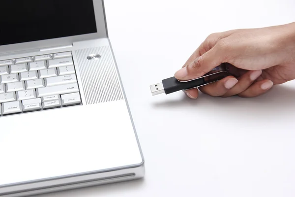Pessoa inserindo uma unidade USB em um laptop — Fotografia de Stock
