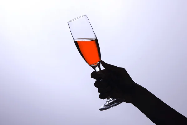Hand som håller ett glas med vin — Stockfoto