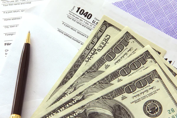 100 dolar faturaları ile vergi kağıtları