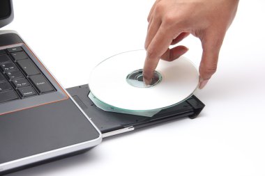 CD'yi cdrom sürücüde yerleştirerek kişi