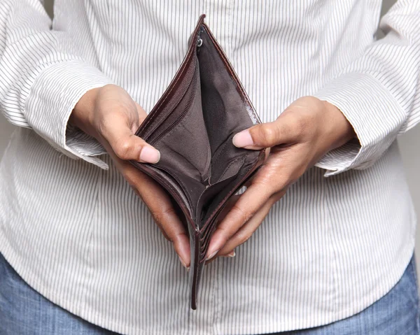Persona que sostiene una billetera vacía - mostrando quiebra — Foto de Stock