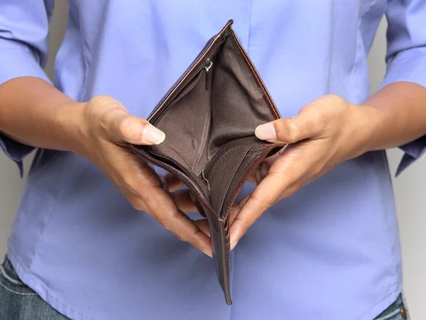 Persona que sostiene una cartera vacía - mostrando bancarrota —  Fotos de Stock