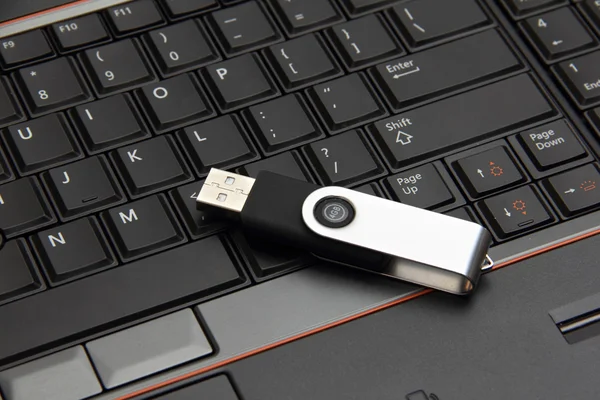 USB başparmak götürmek üstünde a laptop