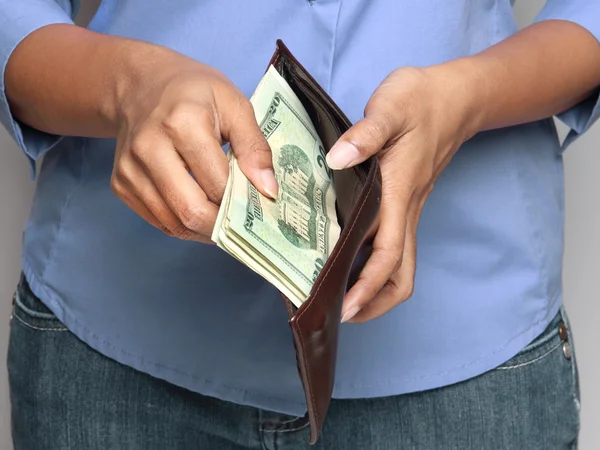 Persona que sostiene la cartera con dinero — Foto de Stock