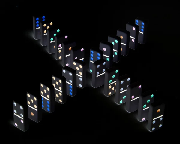 siyah arka plan üzerinde Domino