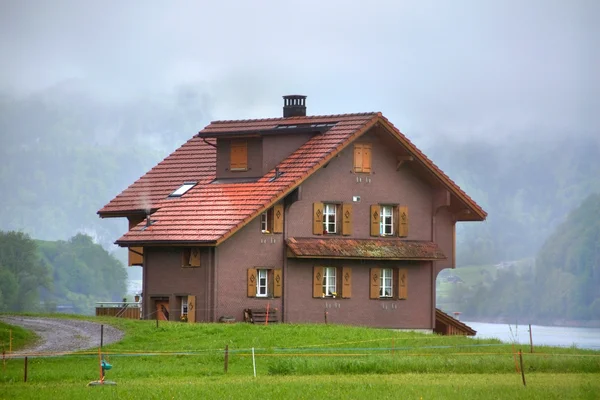 Stará stodola ve Švýcarsku — Stock fotografie