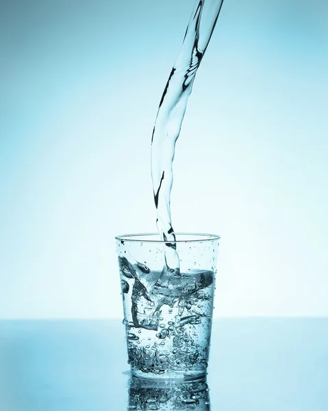 Water gieten in een glas — Stockfoto