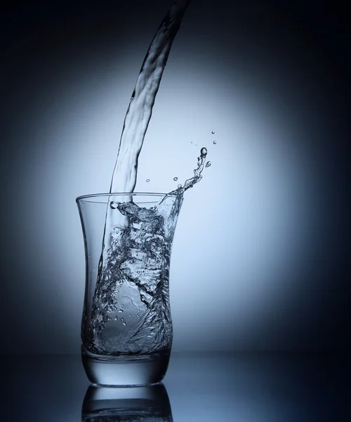 Water gieten in een glas — Stockfoto