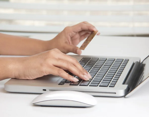 Acquisto online con carta di credito — Foto Stock