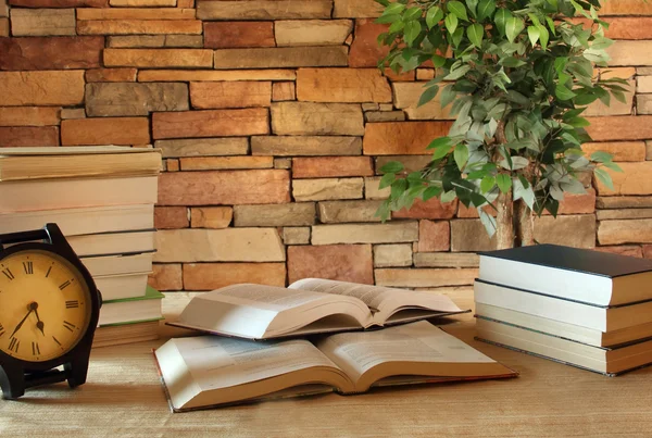 Livros em uma sala de estudo — Fotografia de Stock