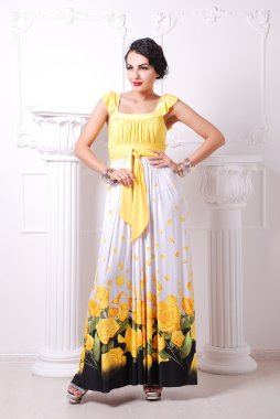 Zarif elbiseli güzel bir kadın.