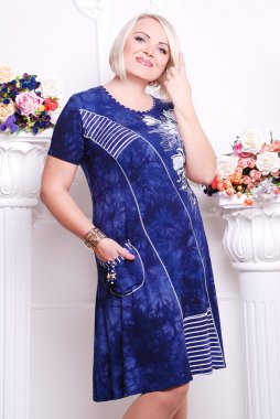 Sarışın artı boyutu kadın