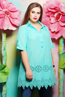 artı boyutu kadın rahat kıyafetler içinde