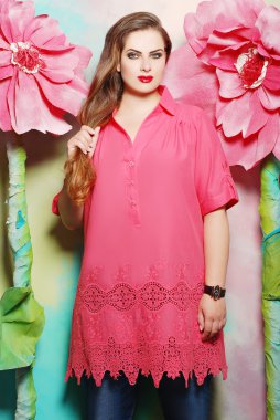 artı boyutu kadın rahat kıyafetler içinde