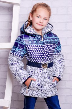 Sonbahar sıcak palto, küçük kız