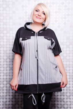 Sarışın kadın rahat kıyafetler