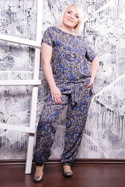 Donna bionda in abiti estivi — Foto Stock