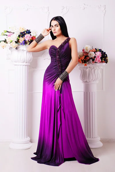 Vacker brunett kvinna i elegant klänning — Stockfoto