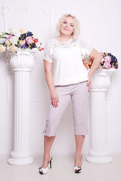 Plus size blond woman in  trendy clothes — Stock Photo, Image