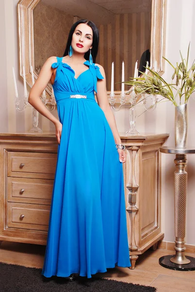 Brunette vrouw in stijlvolle jurk — Stockfoto
