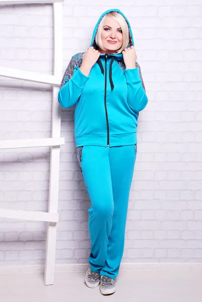 Donna bionda in abiti sportivi casual — Foto Stock