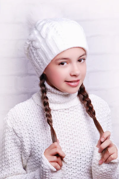 Niña usando sombrero de punto —  Fotos de Stock