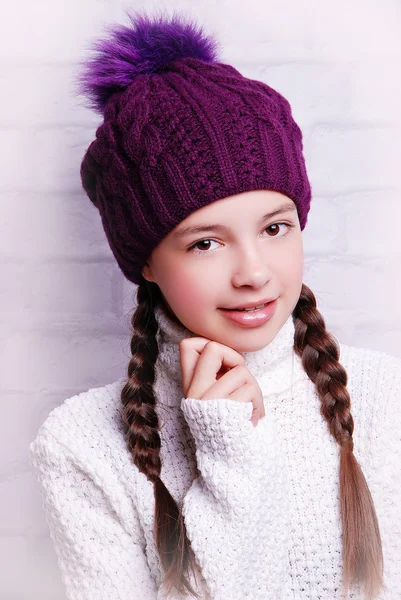 Девочка в трикотажной шляпе — стоковое фото