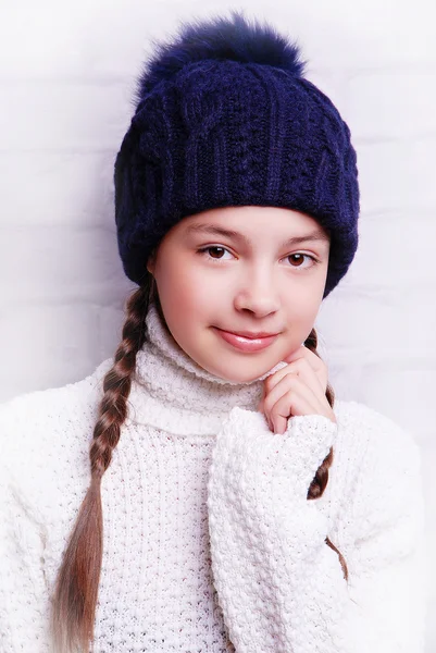 เด็กผู้หญิงสวมหมวกปัก — ภาพถ่ายสต็อก