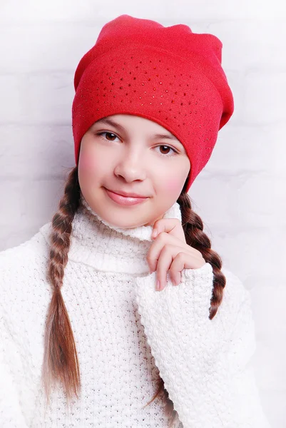 Menina criança usando chapéu de malha — Fotografia de Stock