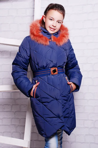 가 따뜻한 코트에 어린 소녀 스톡 이미지