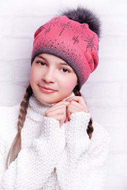 Çocuk kız giyiyor örme şapka