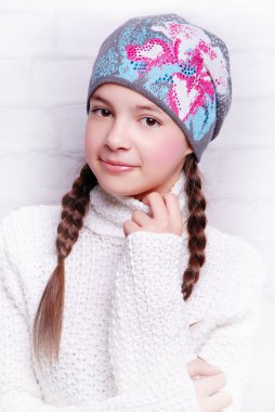 Çocuk kız giyiyor örme şapka
