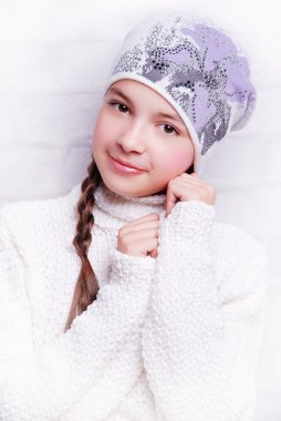 Çocuk kız giyiyor örme şapka