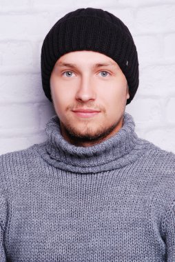 yakışıklı adam kış şapka