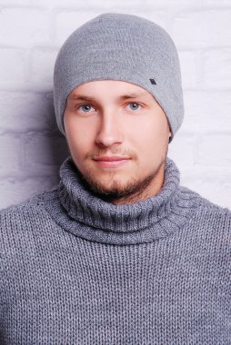 yakışıklı adam kış şapka