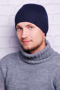 yakışıklı adam kış şapka