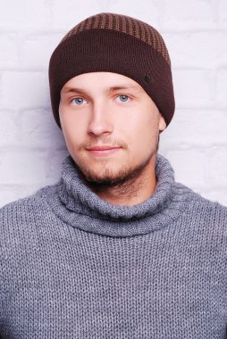 yakışıklı adam kış şapka