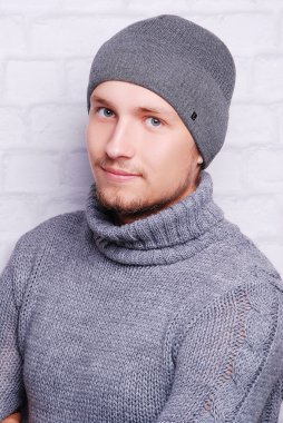 yakışıklı adam kış şapka