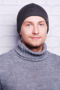 yakışıklı adam kış şapka