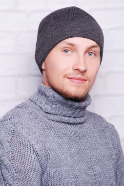 yakışıklı adam kış şapka