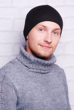 yakışıklı adam kış şapka