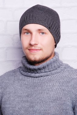 yakışıklı adam kış şapka