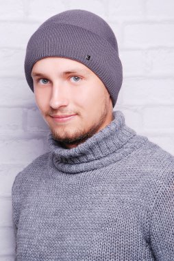 yakışıklı adam kış şapka